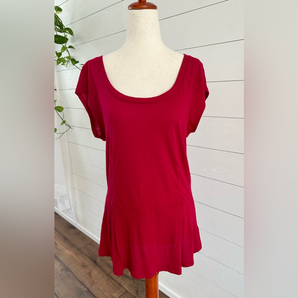 NWT! EXPRESS BURGUNDY CAP SLEEVE PEPLUM TEE. SIZE: LARGE